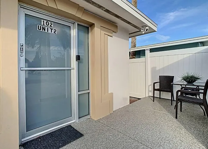 Ferienhaus Steps From The Beach, Renovated 1bd 1 Bth