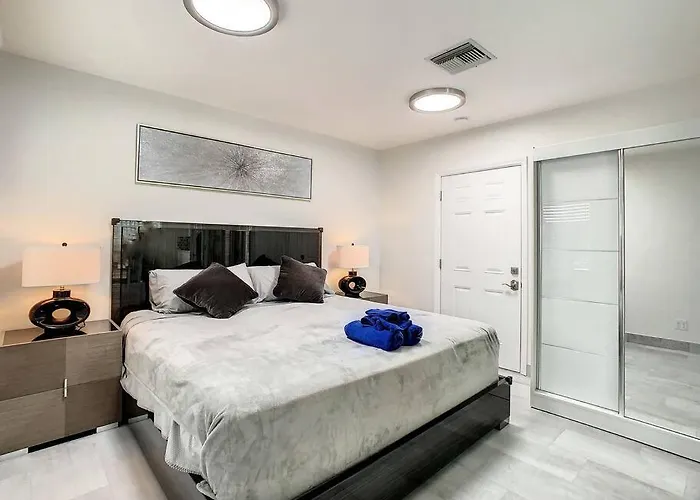 Steps From The Beach, Renovated 1bd 1 Bth