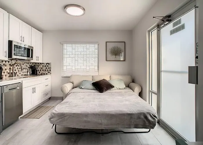 Steps From The Beach, Renovated 1bd 1 Bth